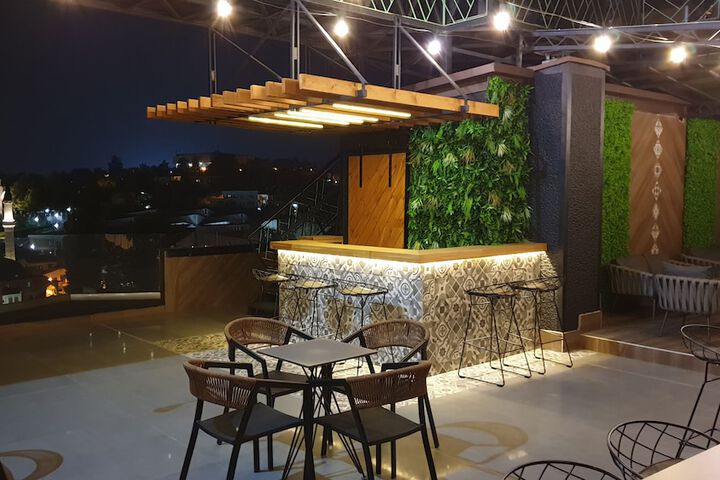 Lounge 52 of 84