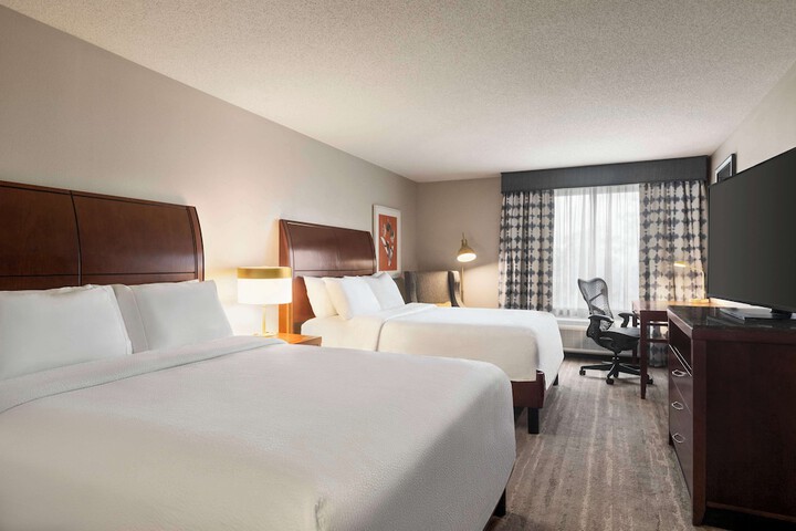 Quadruple Accessible Queen Size Bed (8 of 11)