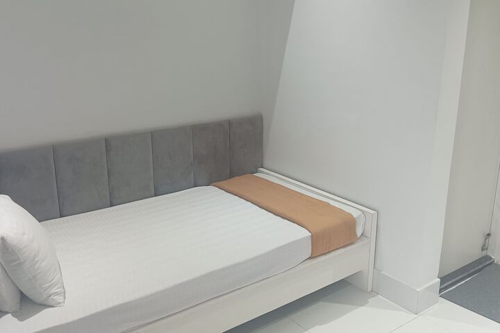 Room 2 of 10