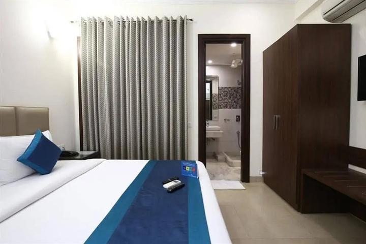 Room 4 of 12