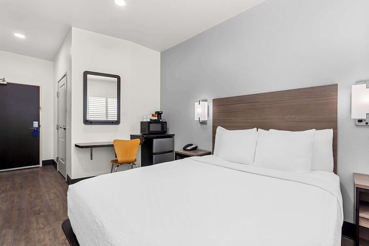 1 Queen Bed (4 of 26)