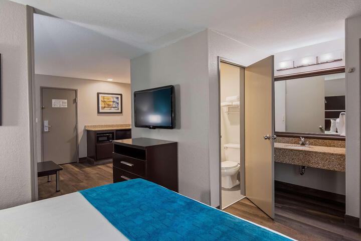 Suite 1 King Bed Microwave and Refrigerator WiFi Full Breakfast (20 of 21)
