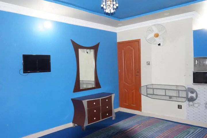 Room 4 of 12