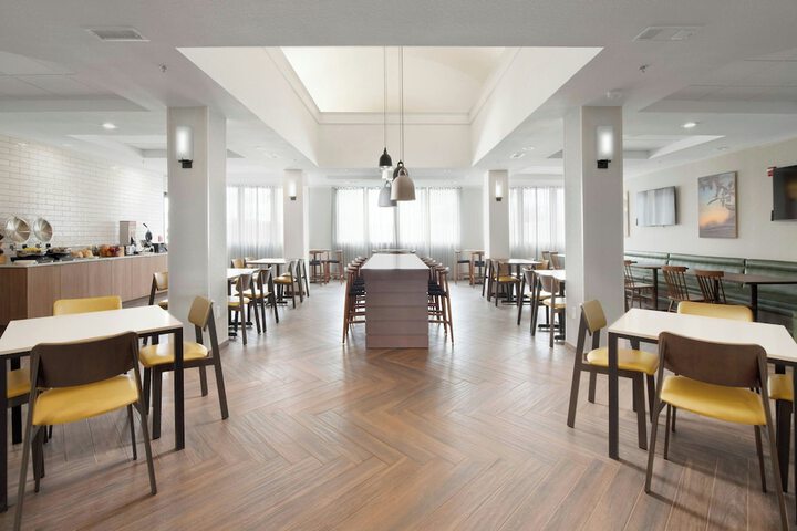 Breakfast/Coffee Service 24 of 36