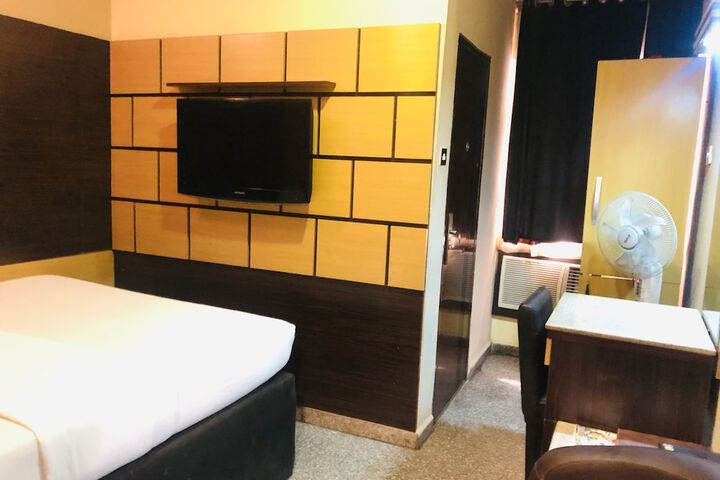 Room 6 of 14