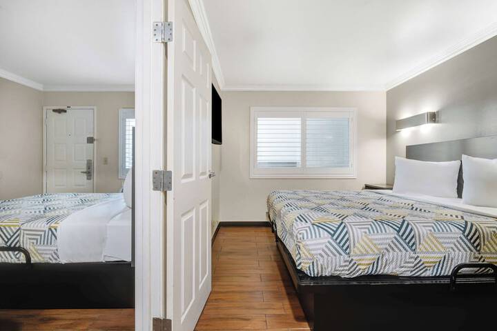 1 Queen Bed (16 of 17)