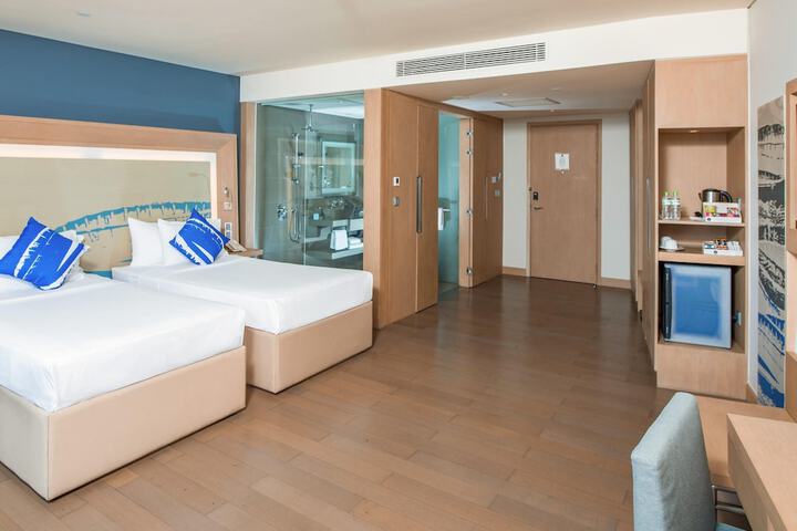 Room 15 of 176