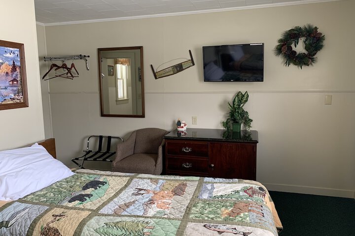 Motel Standard Queen Bed (7 of 23)