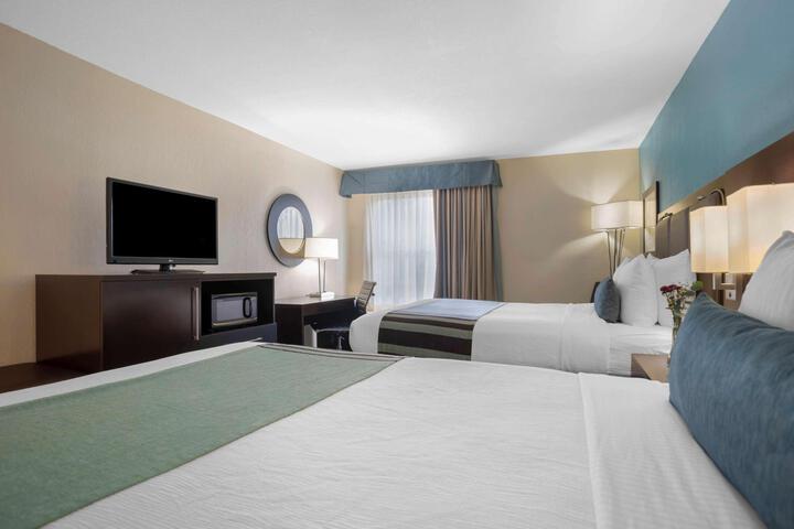 2 Double Accessible Roll in Shower Work Desk Microwave, Refrigerator Full Breakfast (3 of 6)