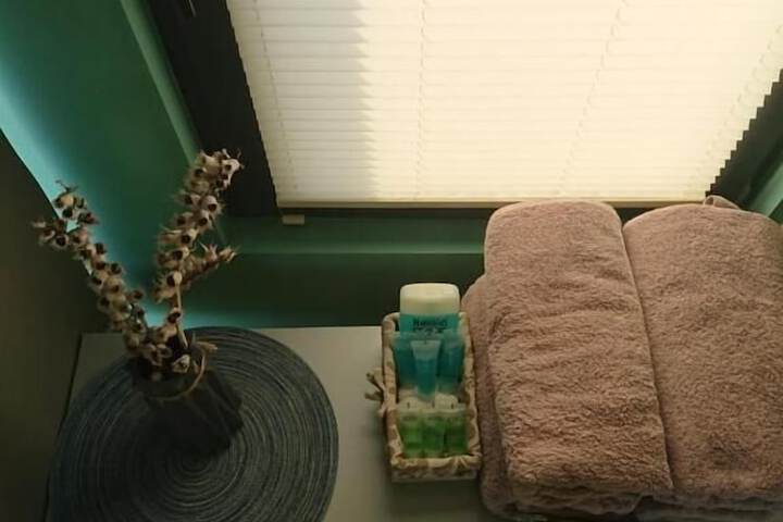 Room 2 of 28