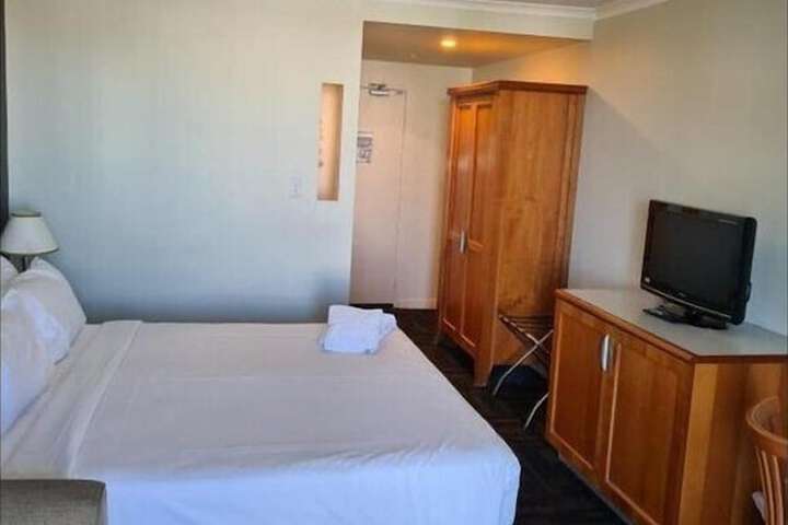 Room 13 of 38