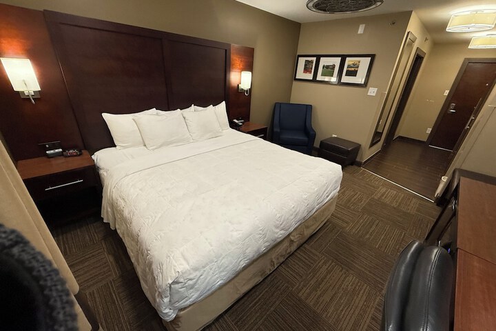 1 Bedroom Executive King Bed Sofa (19 of 36)