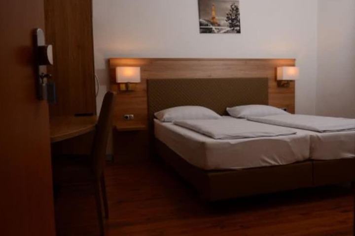 Room 2 of 20