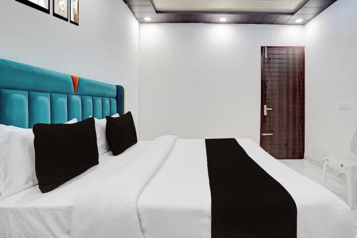 Room 9 of 15