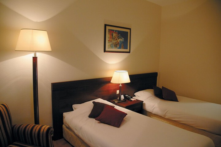 Room 7 of 13