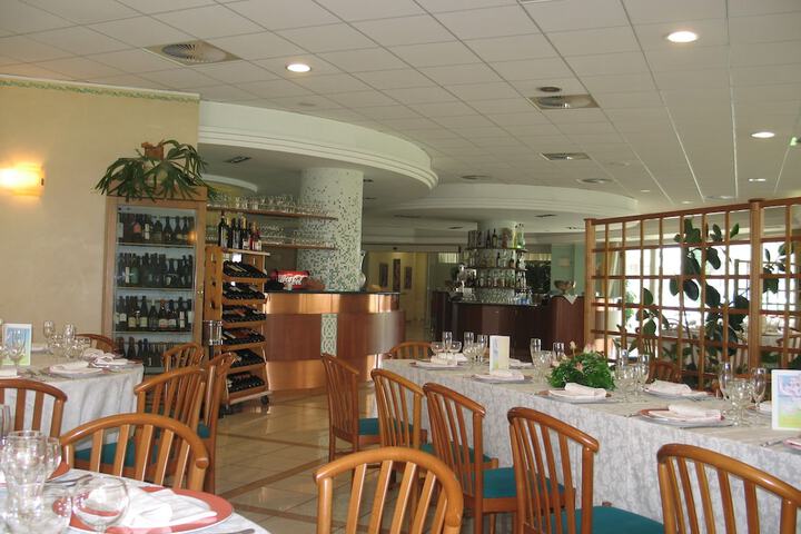 Dining 16 of 32