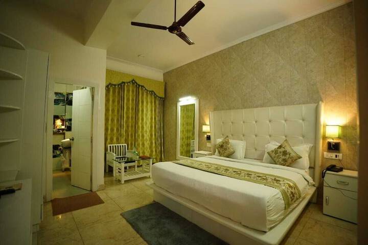 Room 5 of 32