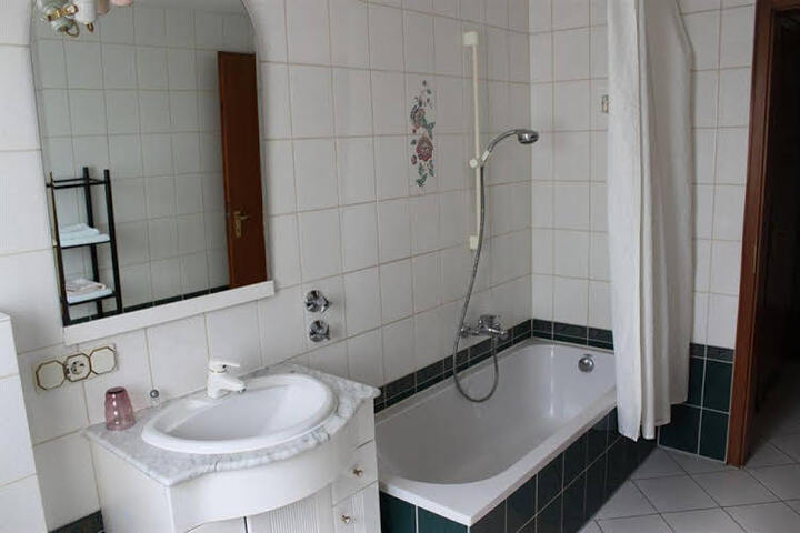 HOTEL B & S
