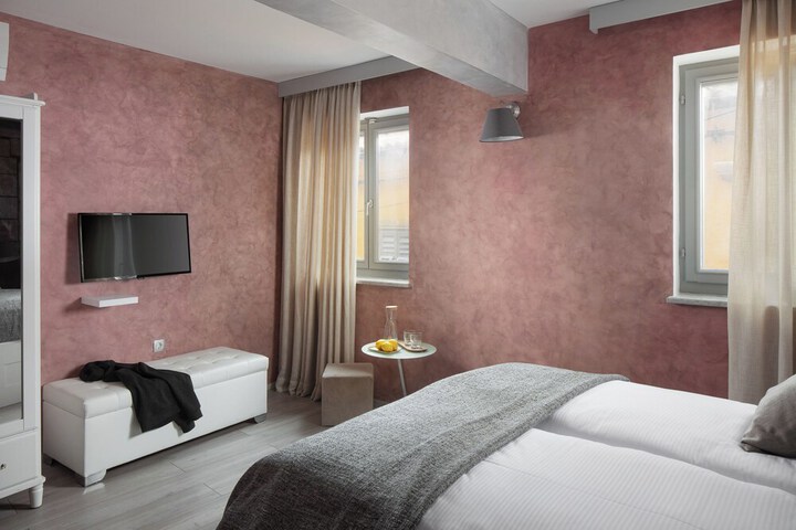 Room 6 of 20