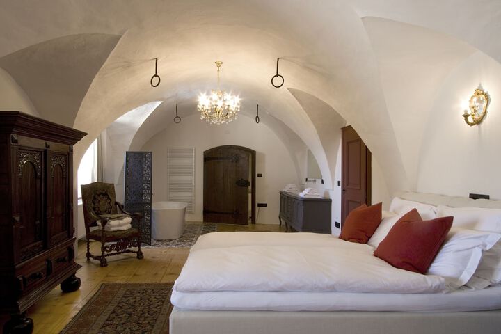 Room 3 of 43
