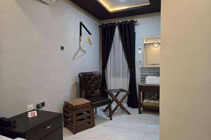Room 12 of 32