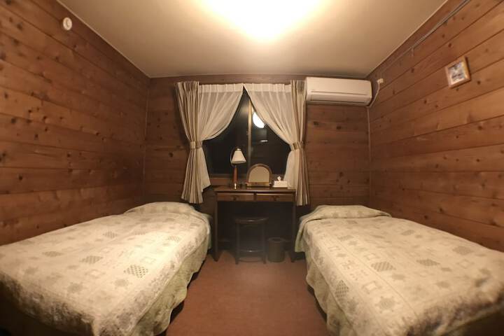 Room 3 of 26