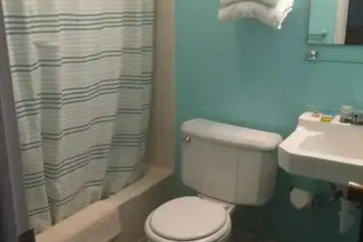 Room 6 of 8