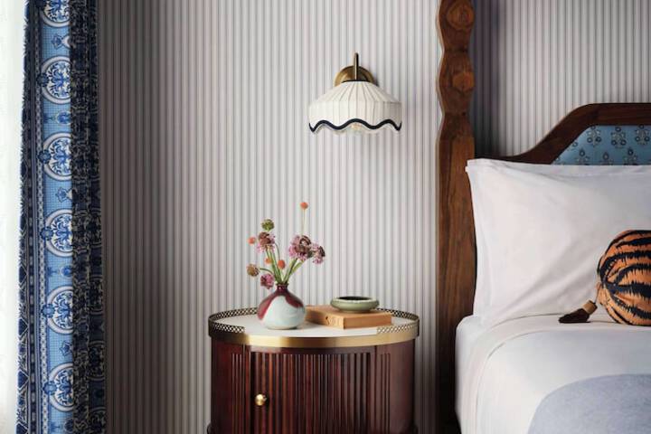 Room 27 of 65