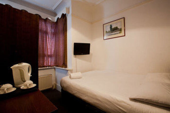 Room 17 of 28