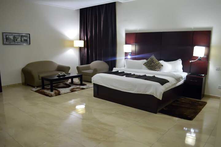 Room 4 of 32