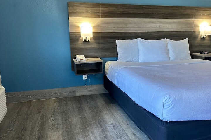 1 King Bed (12 of 14)