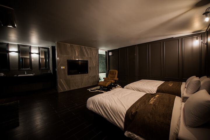 Room 7 of 32