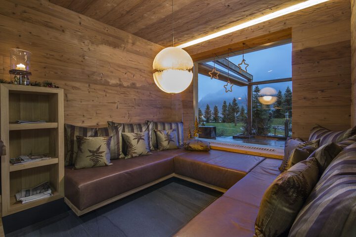 Lounge 85 of 107