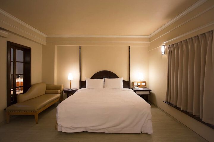 Room 7 of 32