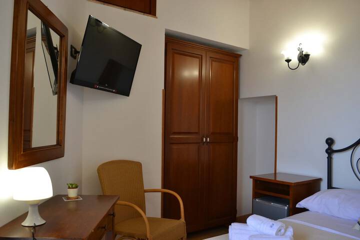 Room 19 of 48