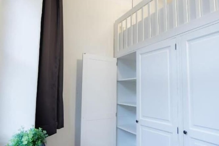 Room 9 of 34