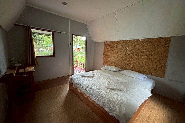 Room 32 of 68