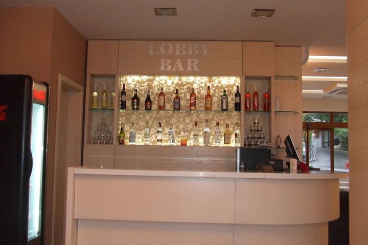 Lounge 18 of 27