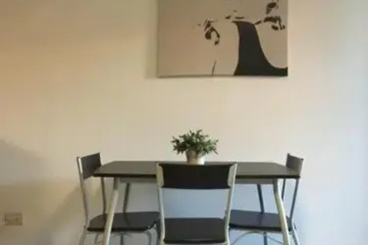Room 4 of 8