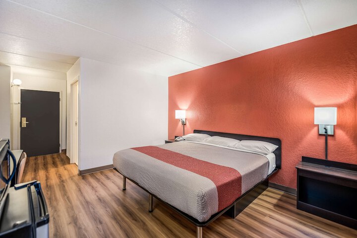 1 King Bed (2 of 14)