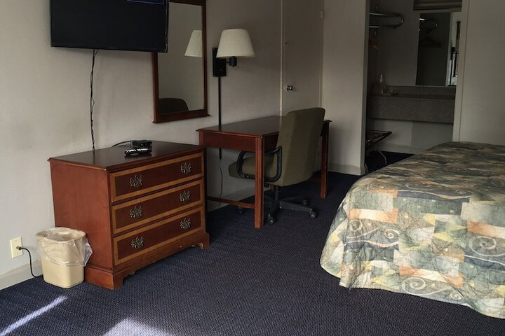 Room 4 of 9