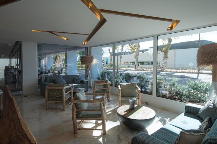 Entrance & Lobby