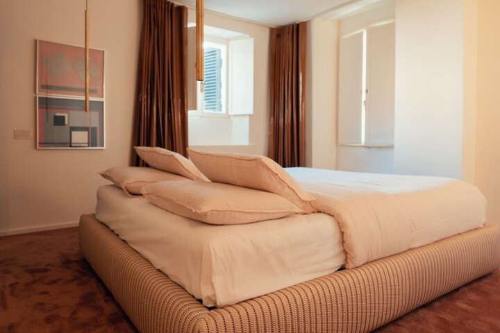 Room 6 of 63