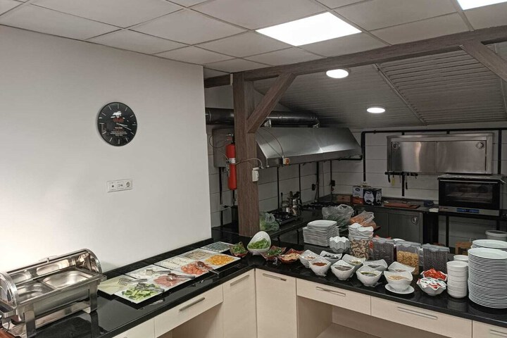 Dining 18 of 20