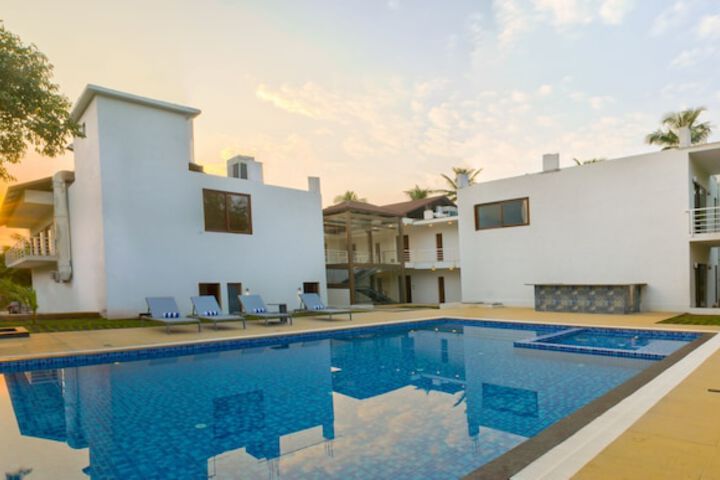 Hotel with Pool
