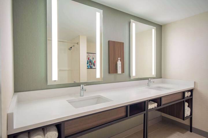 1 King Premium with in Room Drinks Snacks (3 of 17)