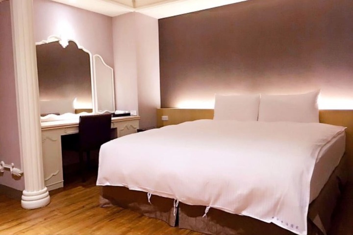 Room 8 of 50