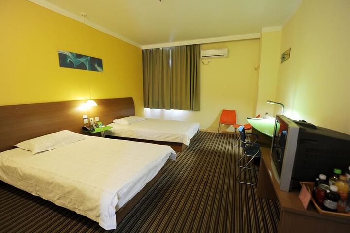 Room 5 of 8