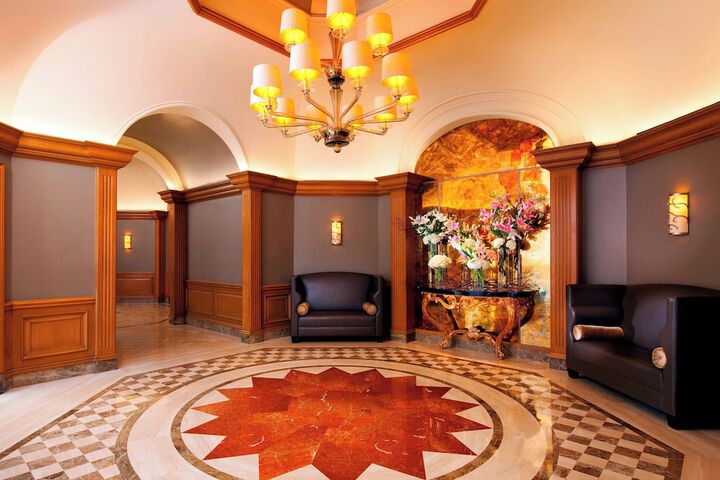 Lobby lounge