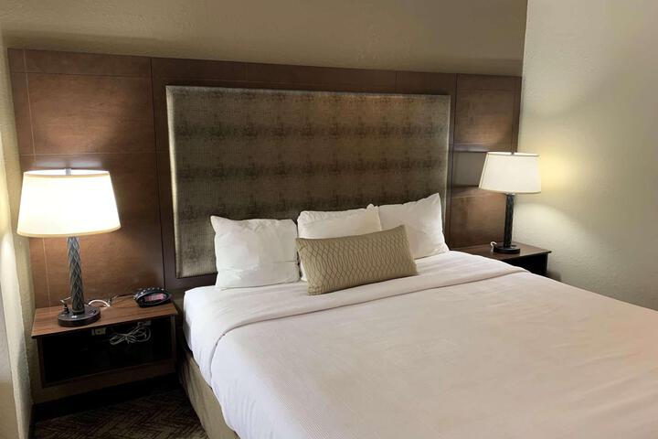 1 King Bed Microwave and Refrigerator Work Desk WiFi Full Breakfast (2 of 11)